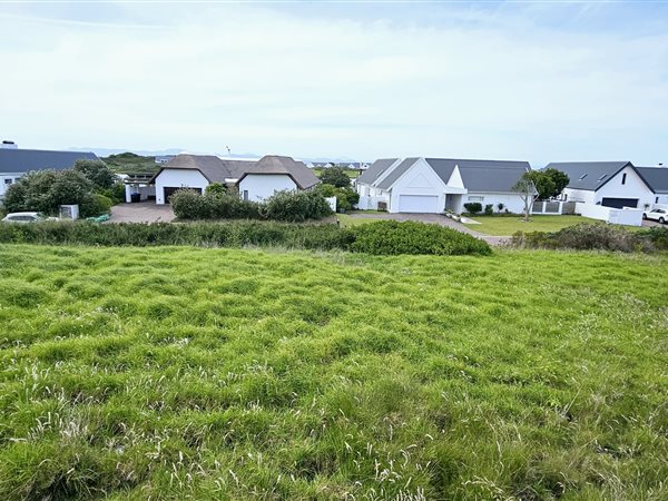 2 135 m² Land