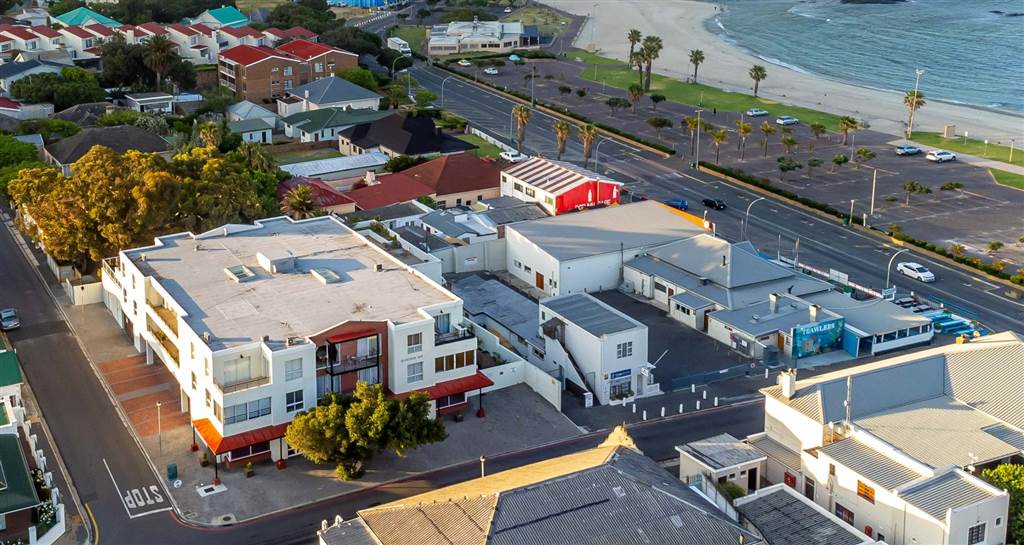 88  m² Commercial space in Gordons Bay Central photo number 2