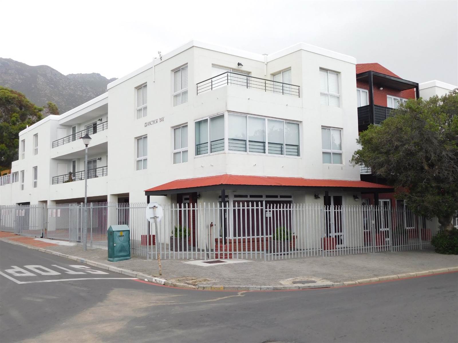 88  m² Commercial space in Gordons Bay Central photo number 1