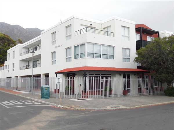 88  m² Commercial space in Gordons Bay Central