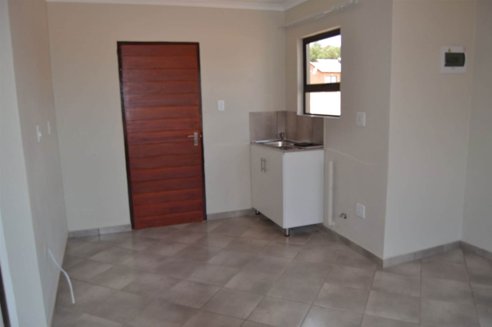 2 Bed House in Roodepoort West photo number 2