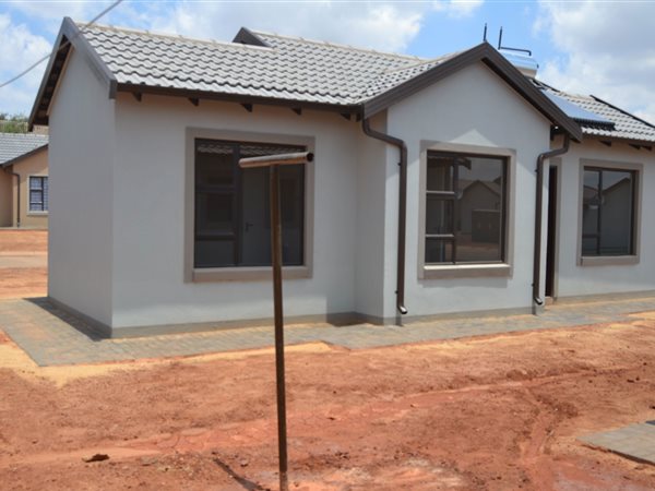 2 Bed House in Roodepoort West