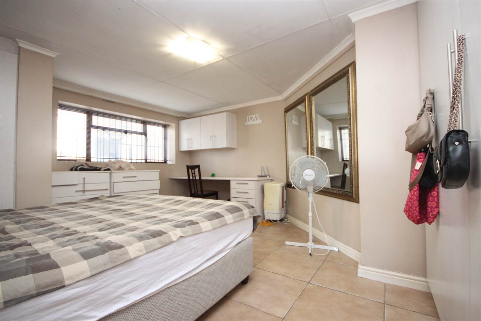 2 Bed Apartment in Green Point photo number 12