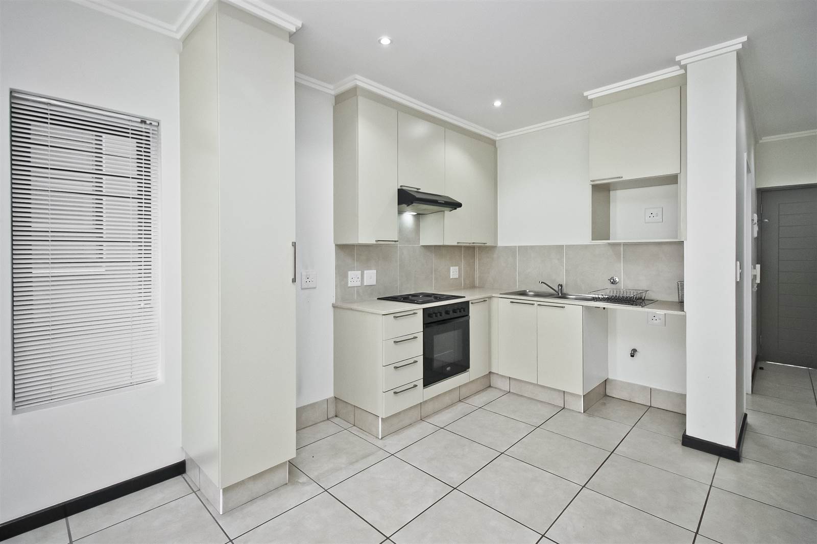 1 Bed Apartment in Sunninghill photo number 4
