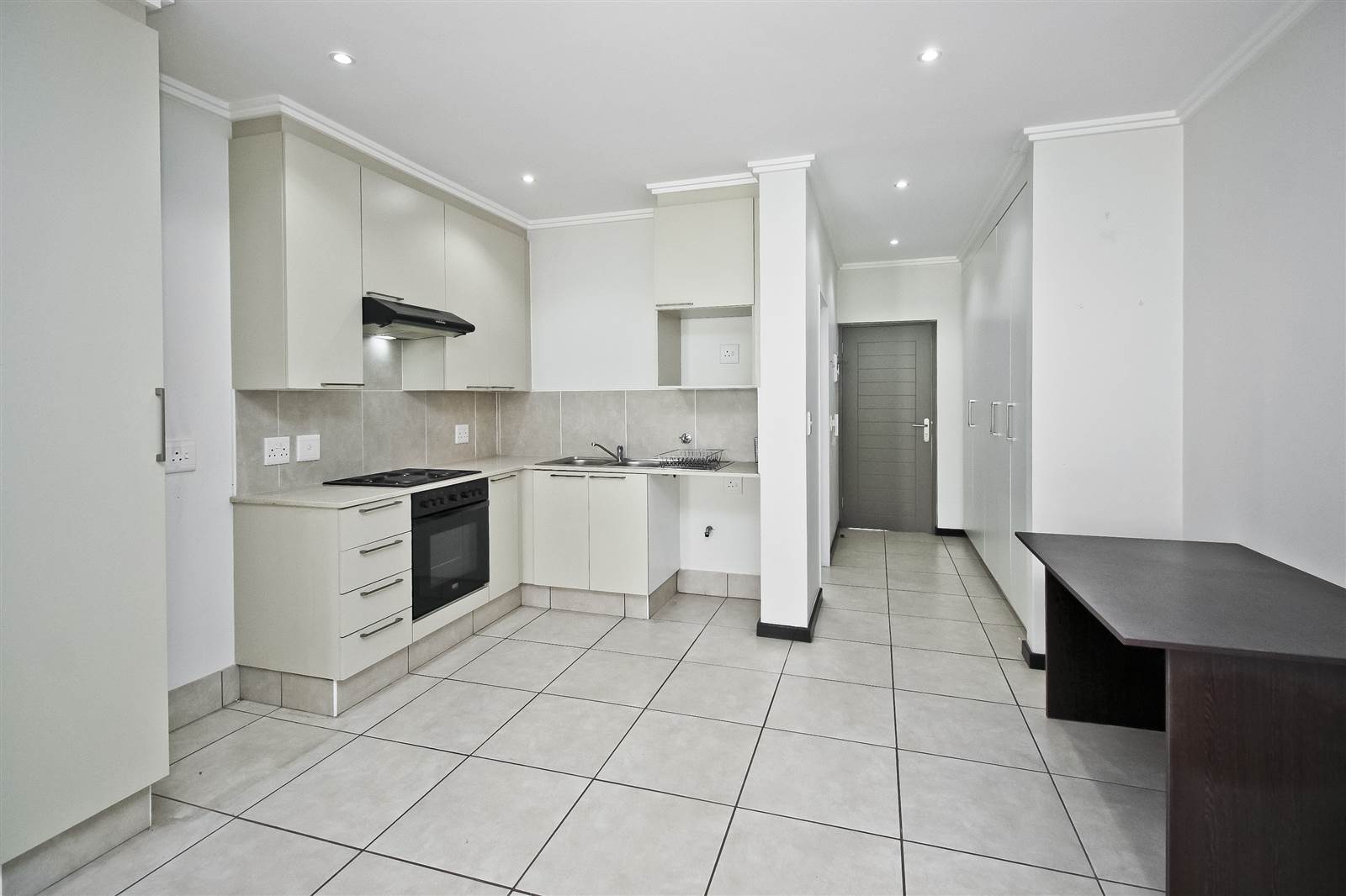 1 Bed Apartment in Sunninghill photo number 3