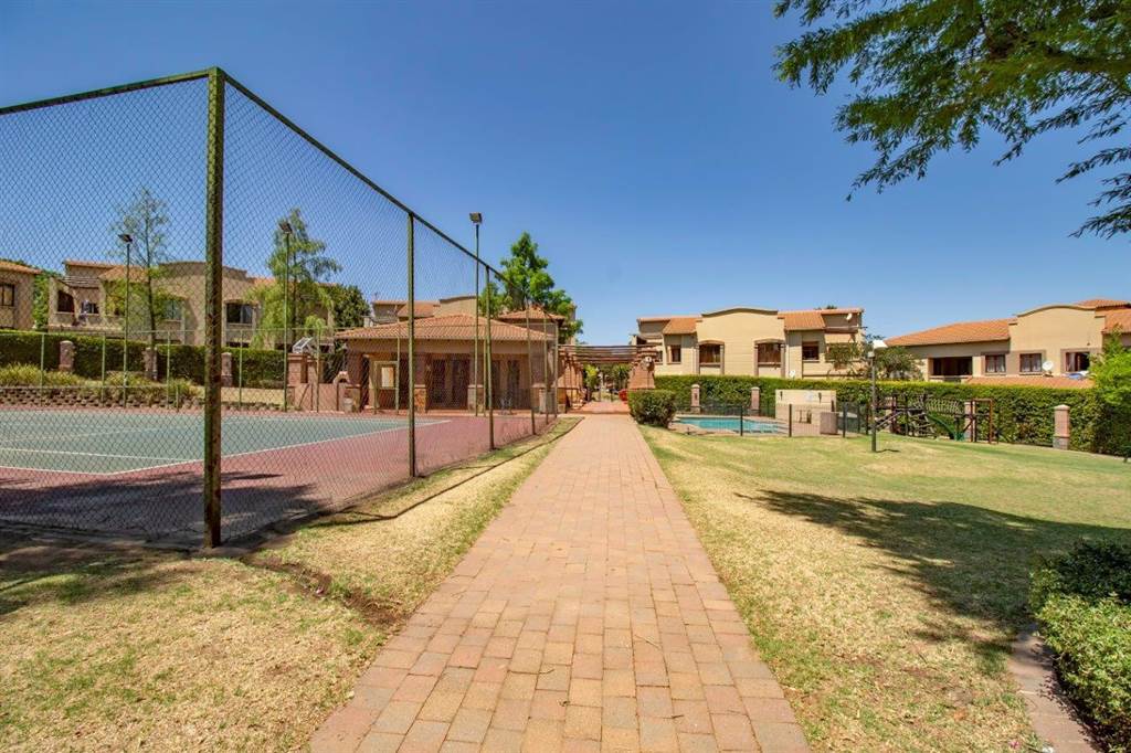 2 Bed Townhouse in Douglasdale photo number 24