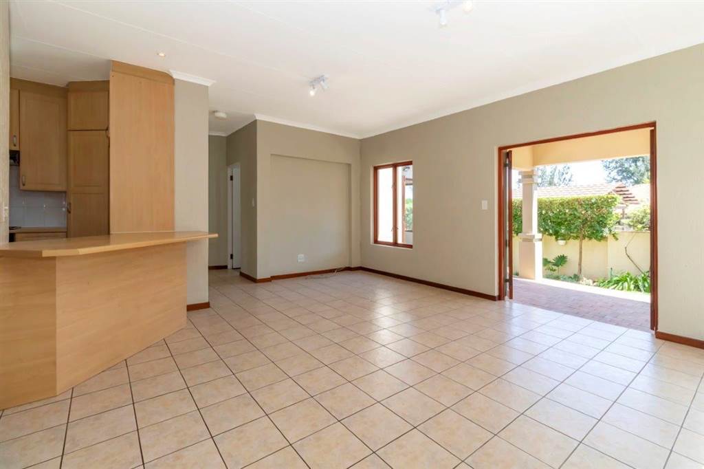 2 Bed Townhouse in Douglasdale photo number 6