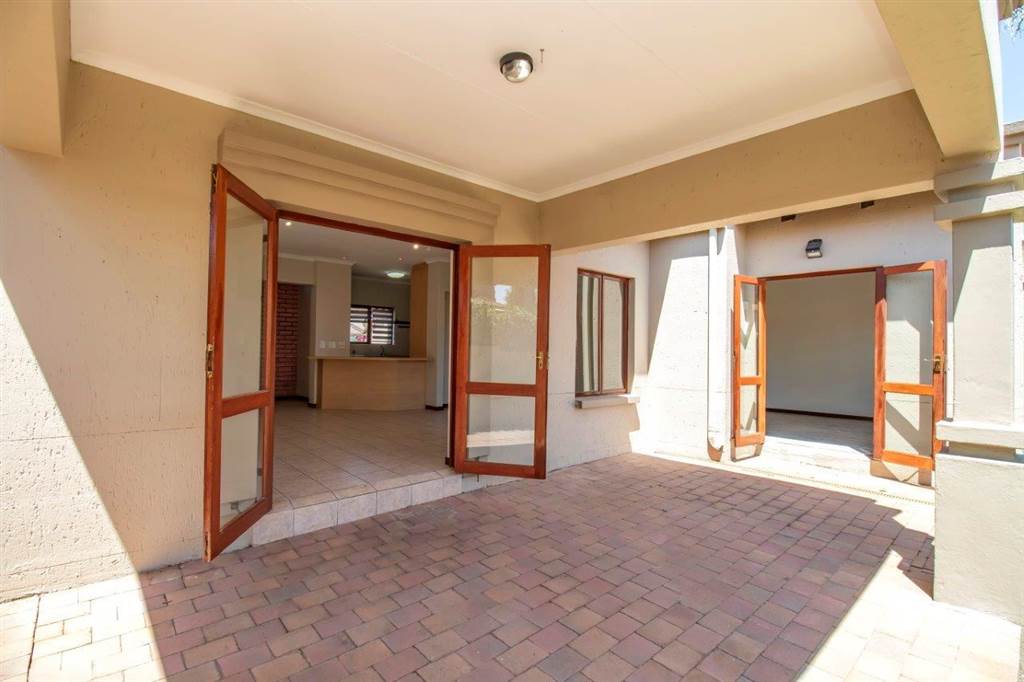 2 Bed Townhouse in Douglasdale photo number 5