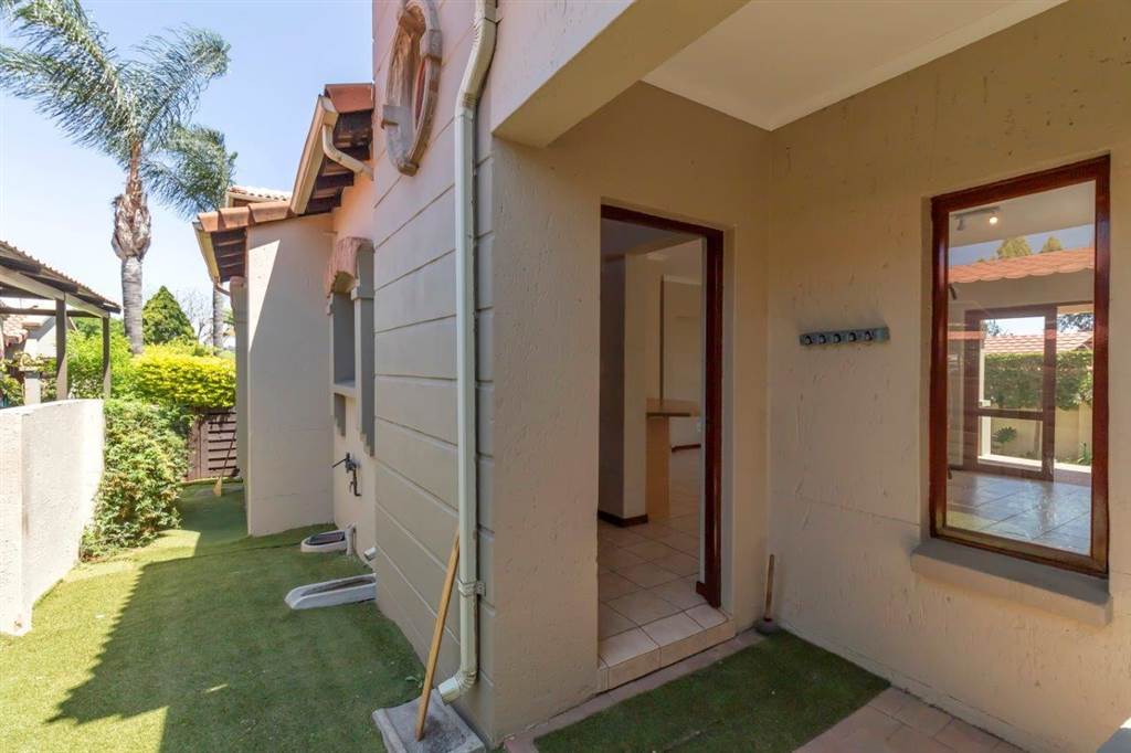 2 Bed Townhouse in Douglasdale photo number 21