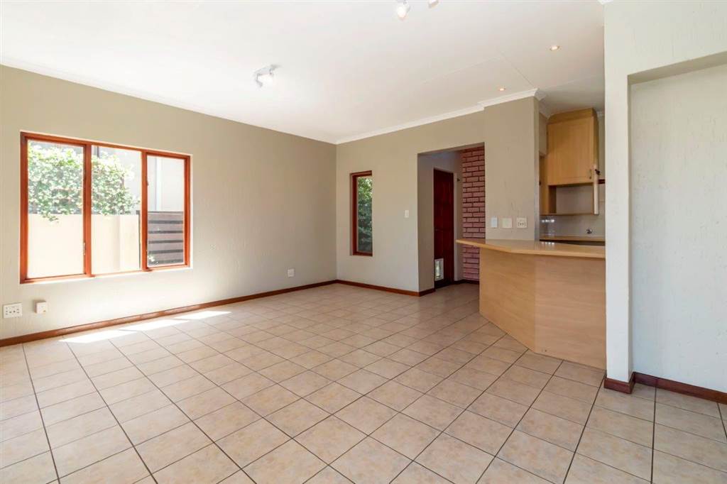 2 Bed Townhouse in Douglasdale photo number 8