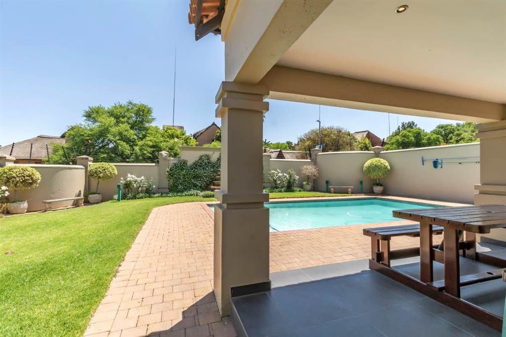 2 Bed Townhouse in Douglasdale photo number 25