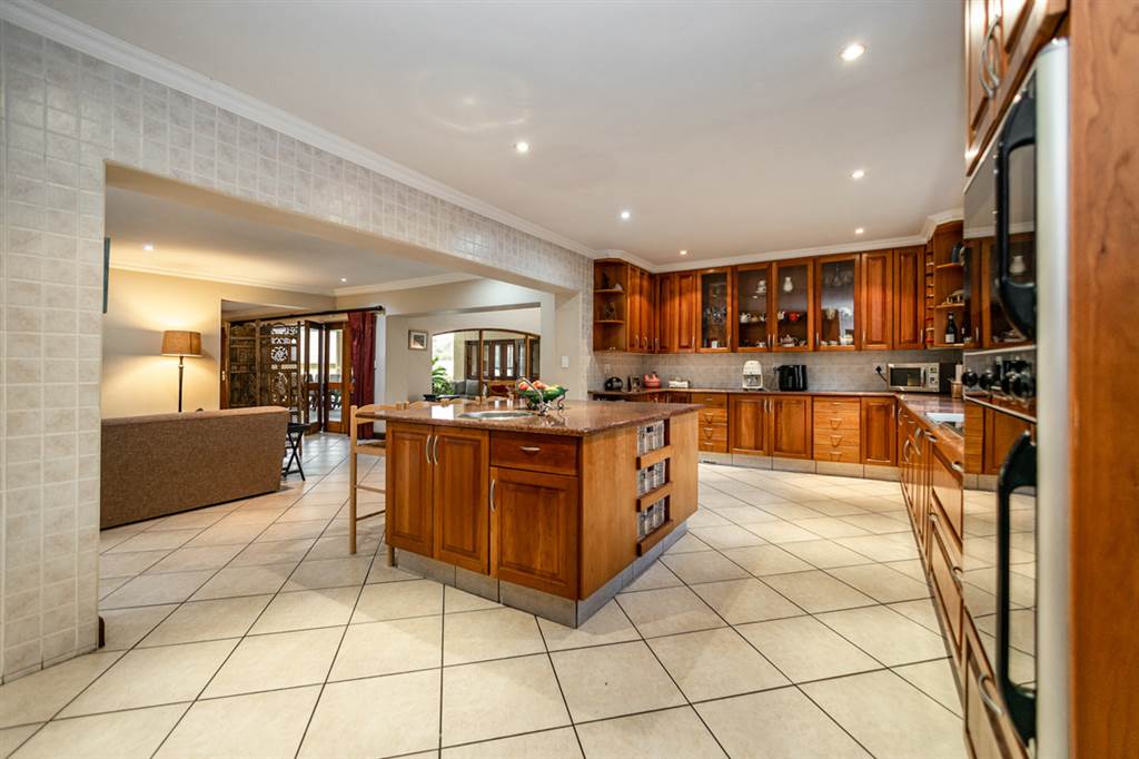 5 Bed House in Bryanston photo number 12