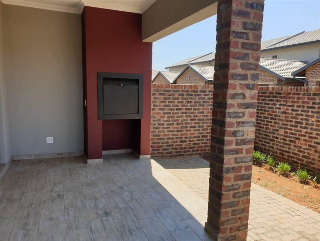 3 Bed Townhouse in Doornpoort and surrounds photo number 8
