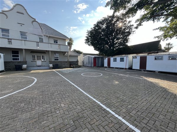 676  m² Commercial space