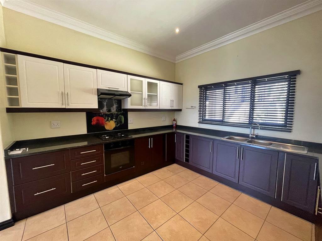 4 Bed Townhouse in Camperdown photo number 17