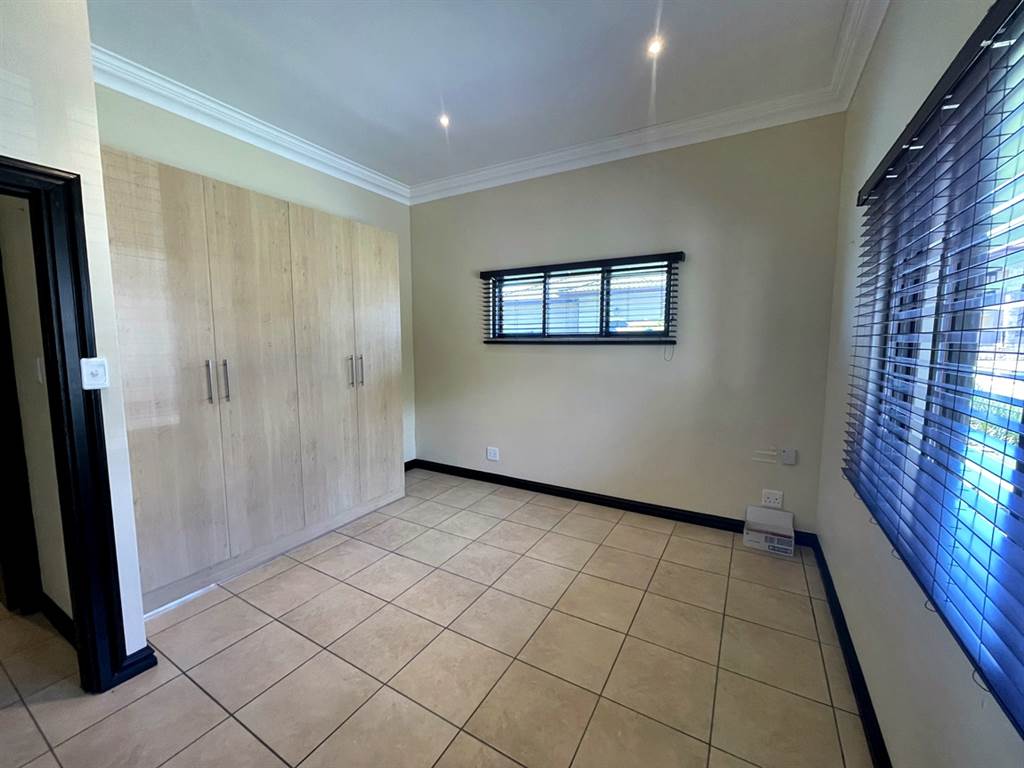 4 Bed Townhouse in Camperdown photo number 23