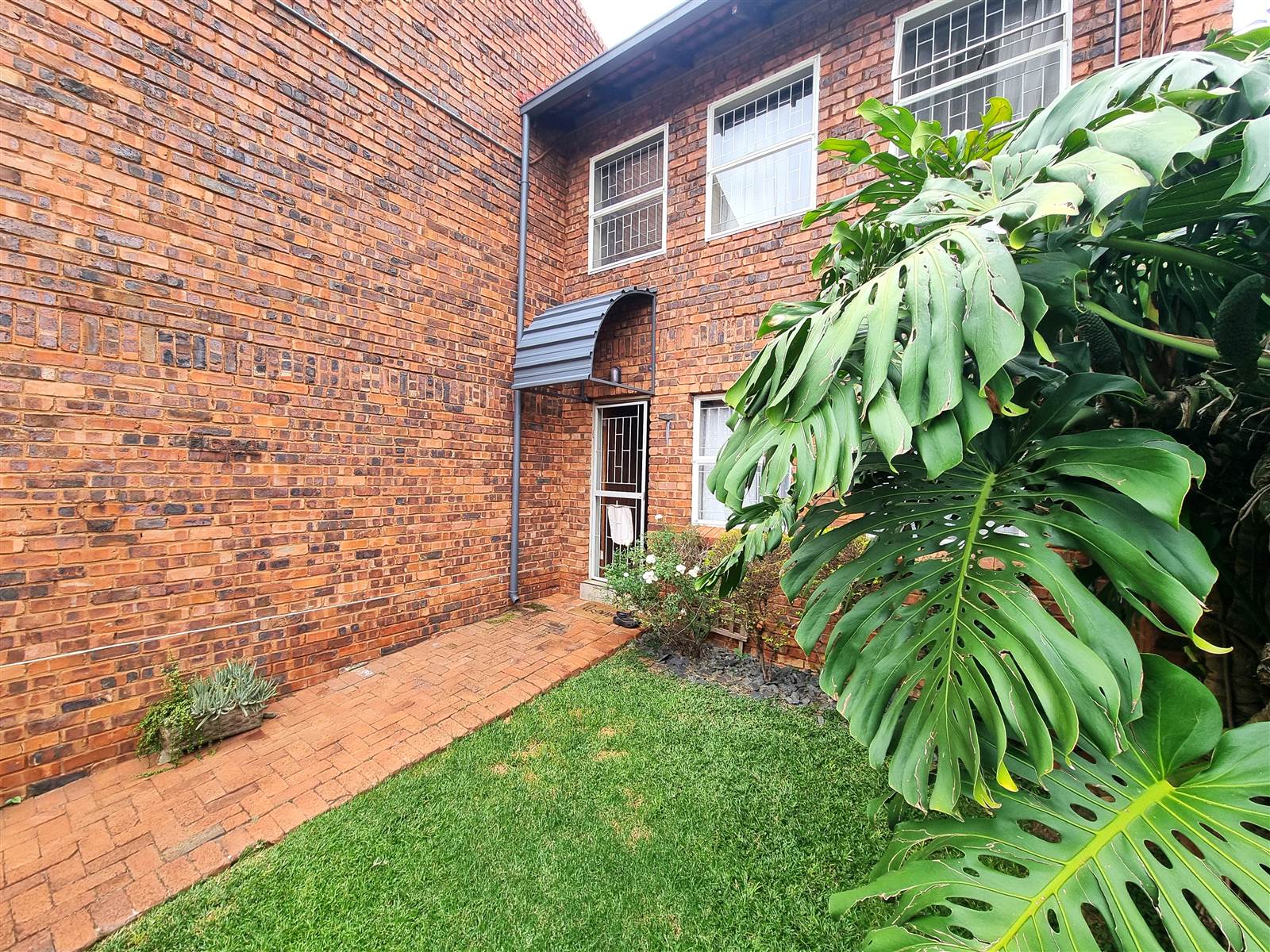 2 Bed Townhouse in Garsfontein photo number 15
