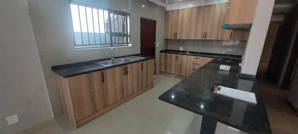3 Bed House in Lenasia photo number 12