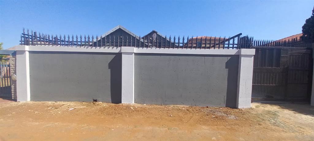 3 Bed House in Lenasia photo number 5