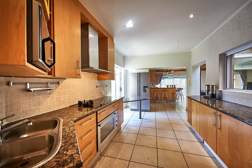 4 Bed Cluster in Sandton City photo number 7