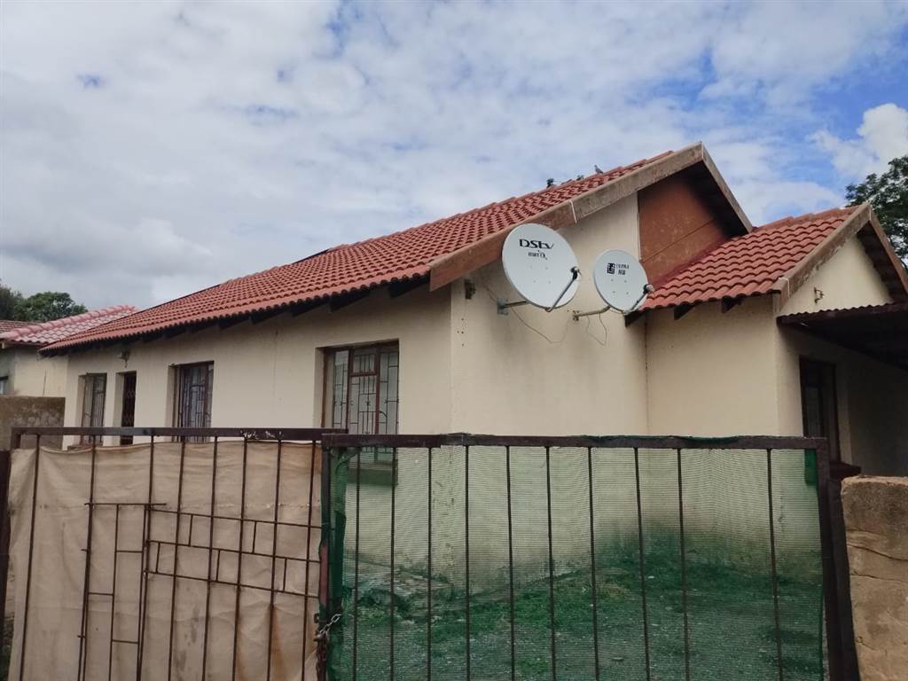 3 Bed House in Rustenburg North photo number 2