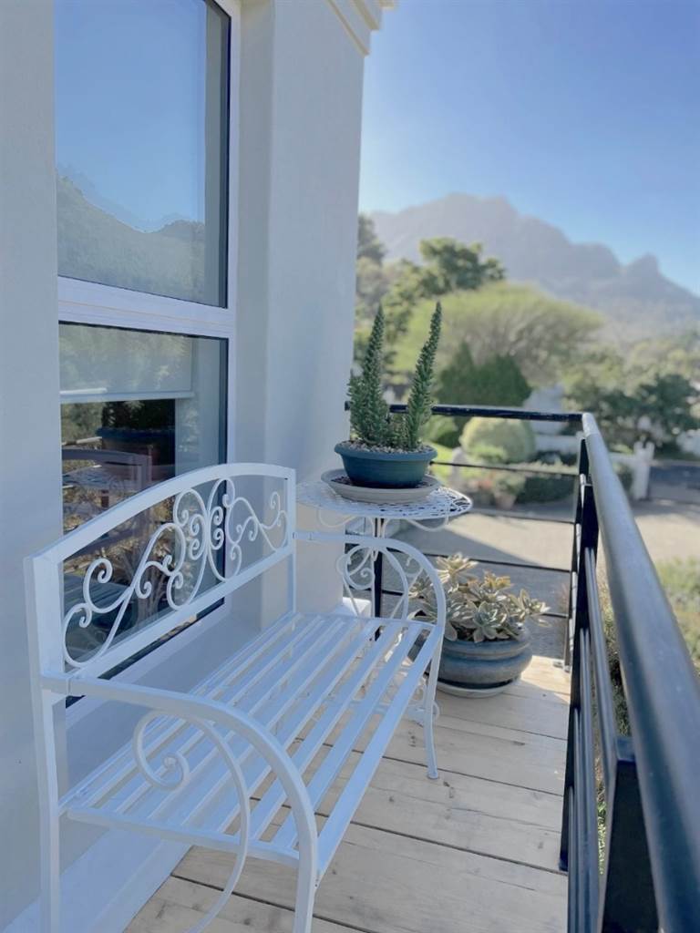 1 Bed Apartment in Hout Bay and surrounds photo number 3