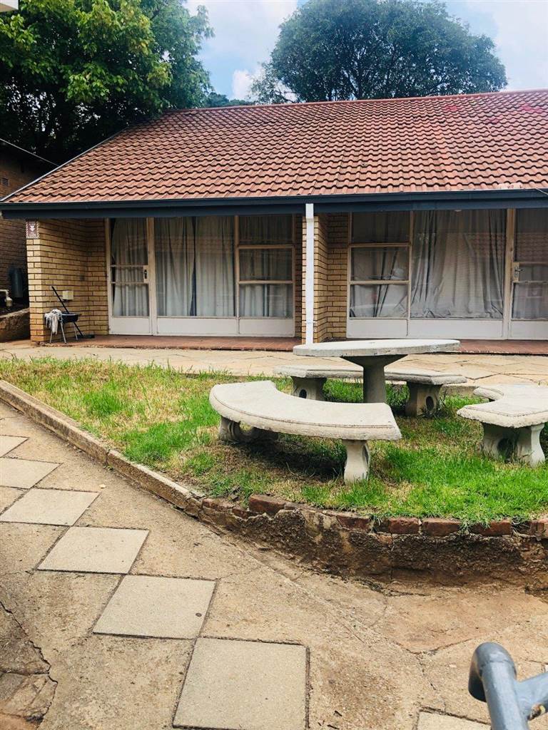 Studio apartment to rent in Bramley RR2386622 Private Property