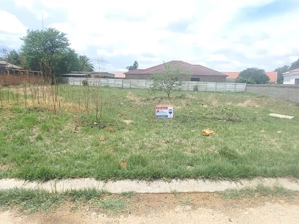 1012 m² Land available in Naudeville