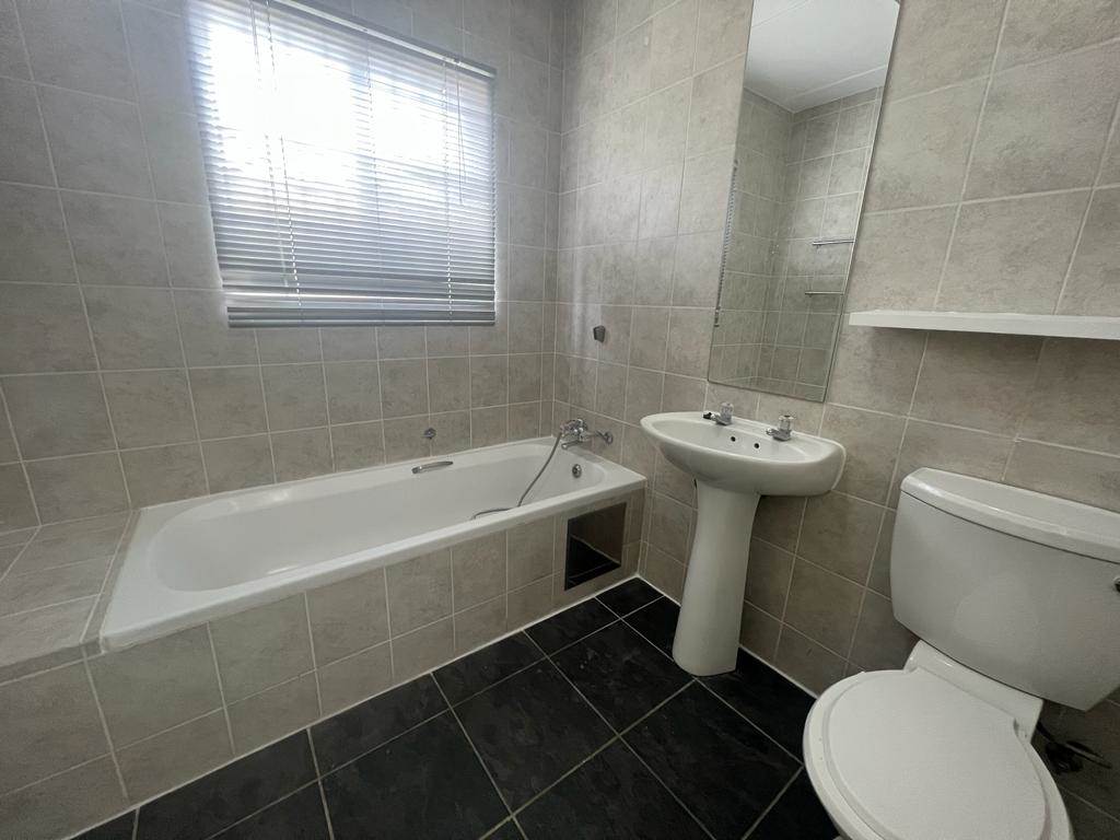 2 Bed Apartment in Bedfordview photo number 13