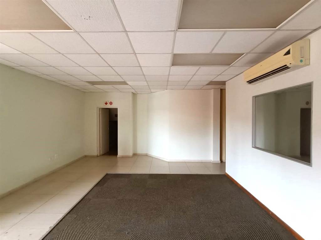 142  m² Commercial space in Empangeni Central photo number 3