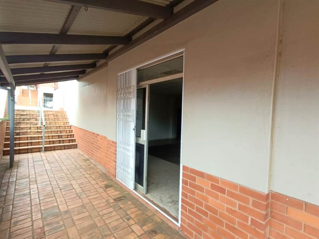 142  m² Commercial space in Empangeni Central photo number 2
