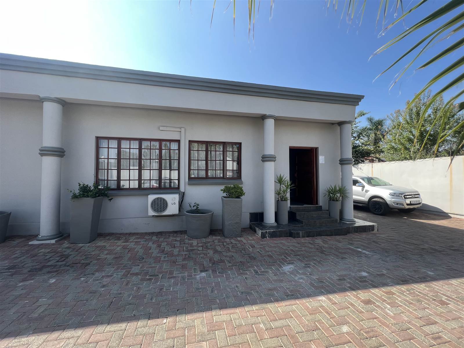 200  m² Commercial space in Sunward Park photo number 1