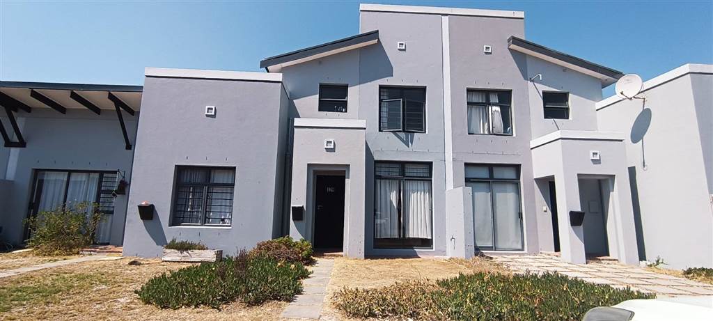 2 Bed Townhouse in Muizenberg photo number 2