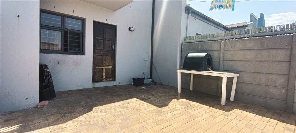 2 Bed Townhouse in Muizenberg photo number 4