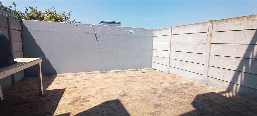 2 Bed Townhouse in Muizenberg photo number 6