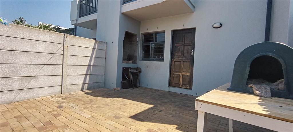 2 Bed Townhouse in Muizenberg photo number 5