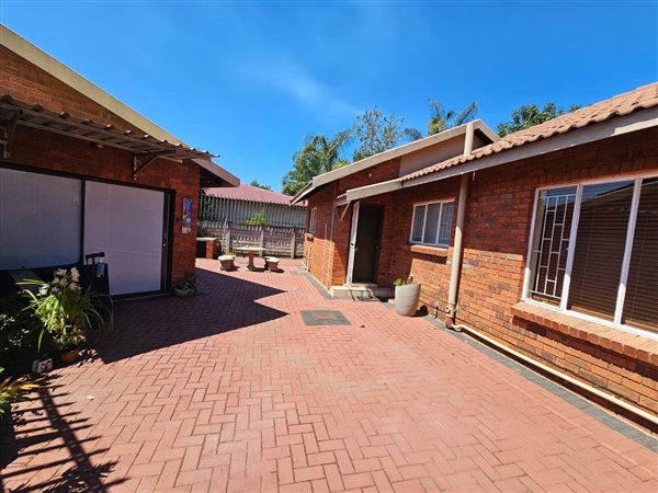 101  m² Commercial space in Rustenburg Central