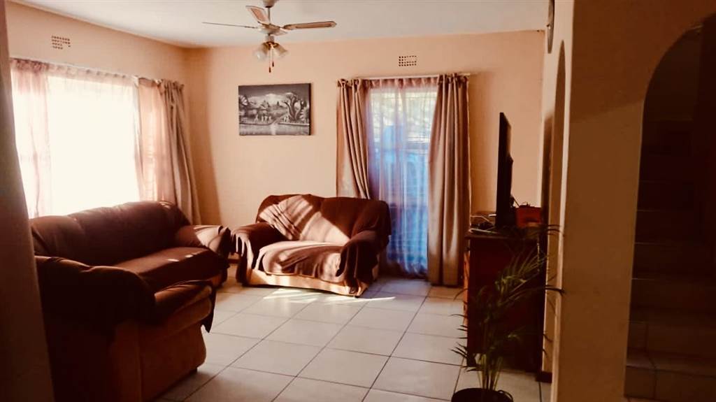 3 Bed Apartment in Vryheid photo number 4