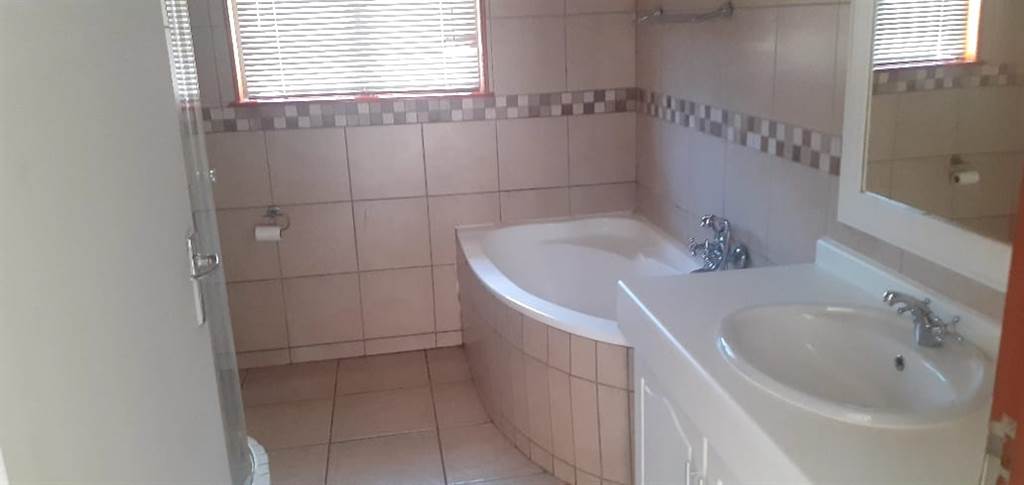 3 Bed Townhouse in Empangeni Central photo number 17