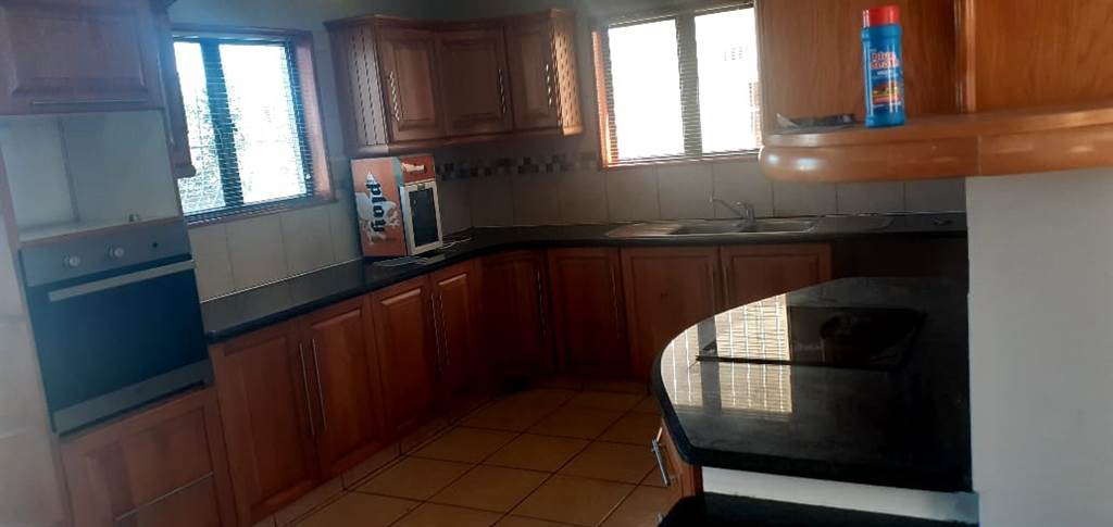 3 Bed Townhouse in Empangeni Central photo number 1