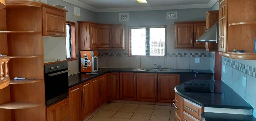 3 Bed Townhouse in Empangeni Central photo number 2