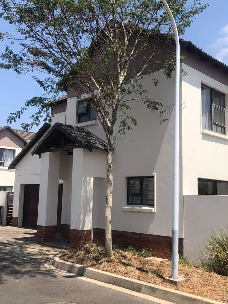 4 Bed Townhouse in Fourways photo number 4
