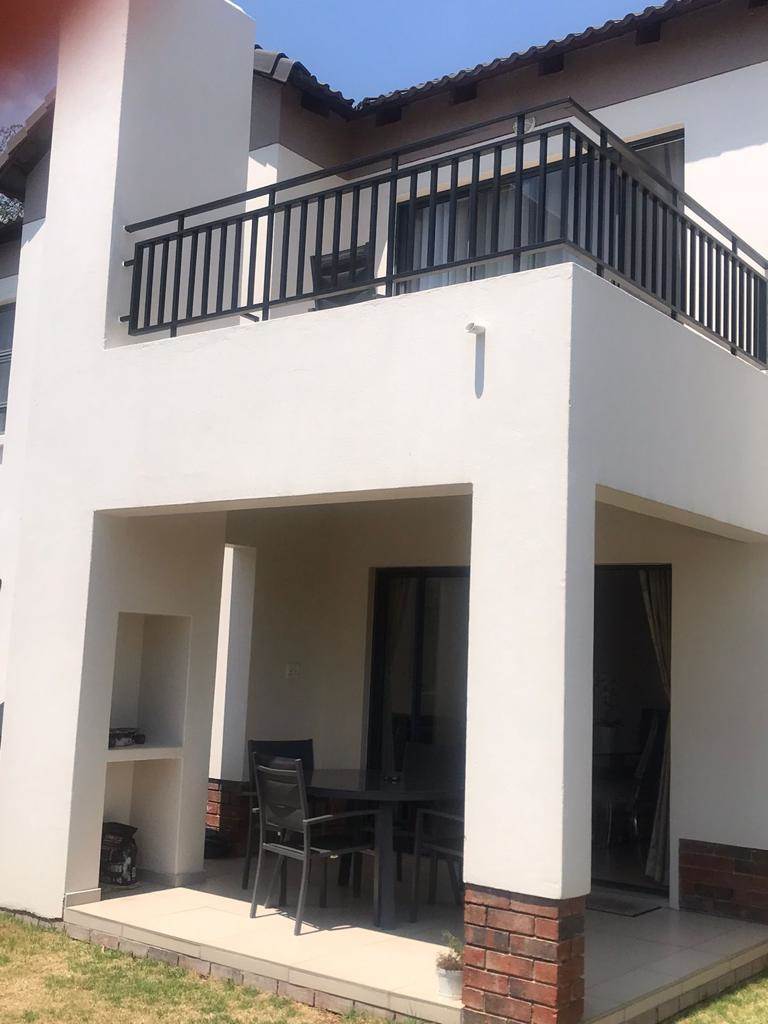 4 Bed Townhouse in Fourways photo number 3