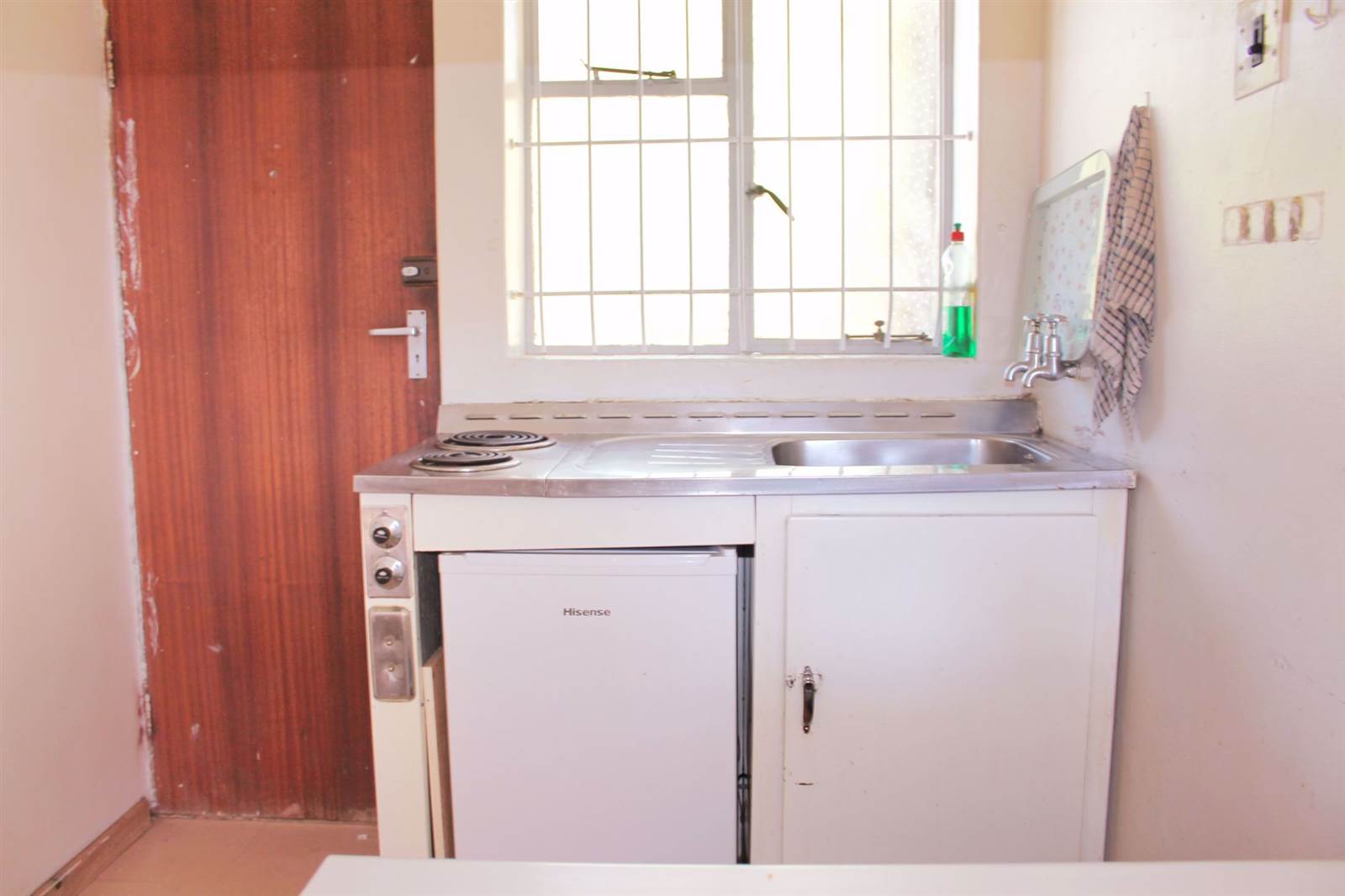 1 Bed Apartment in Grahamstown Central photo number 4