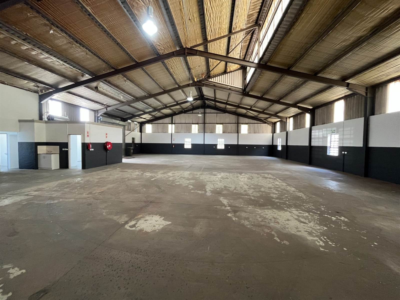 496  m² Commercial space in Triangle Farm photo number 17