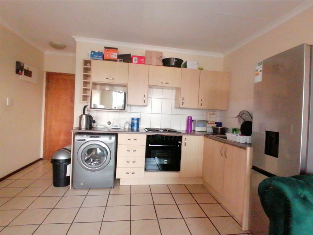 2 Bed Apartment in Moffat View photo number 6