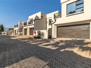 4 Bed Townhouse in Kloofendal