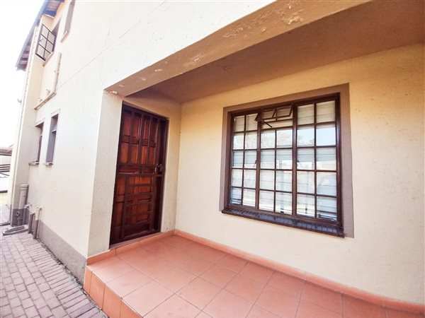 2 Bed Townhouse in Roodepoort West