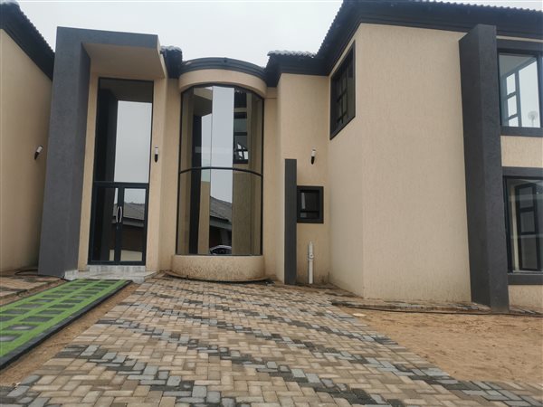 6 Bed House in Woodhill Estate