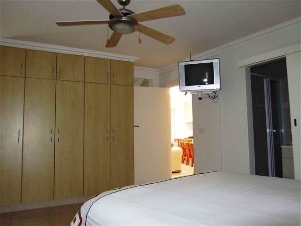 2 Bed Apartment in Jeffreys Bay photo number 8